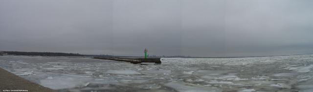 Frozen sea in the harbour (first of April)